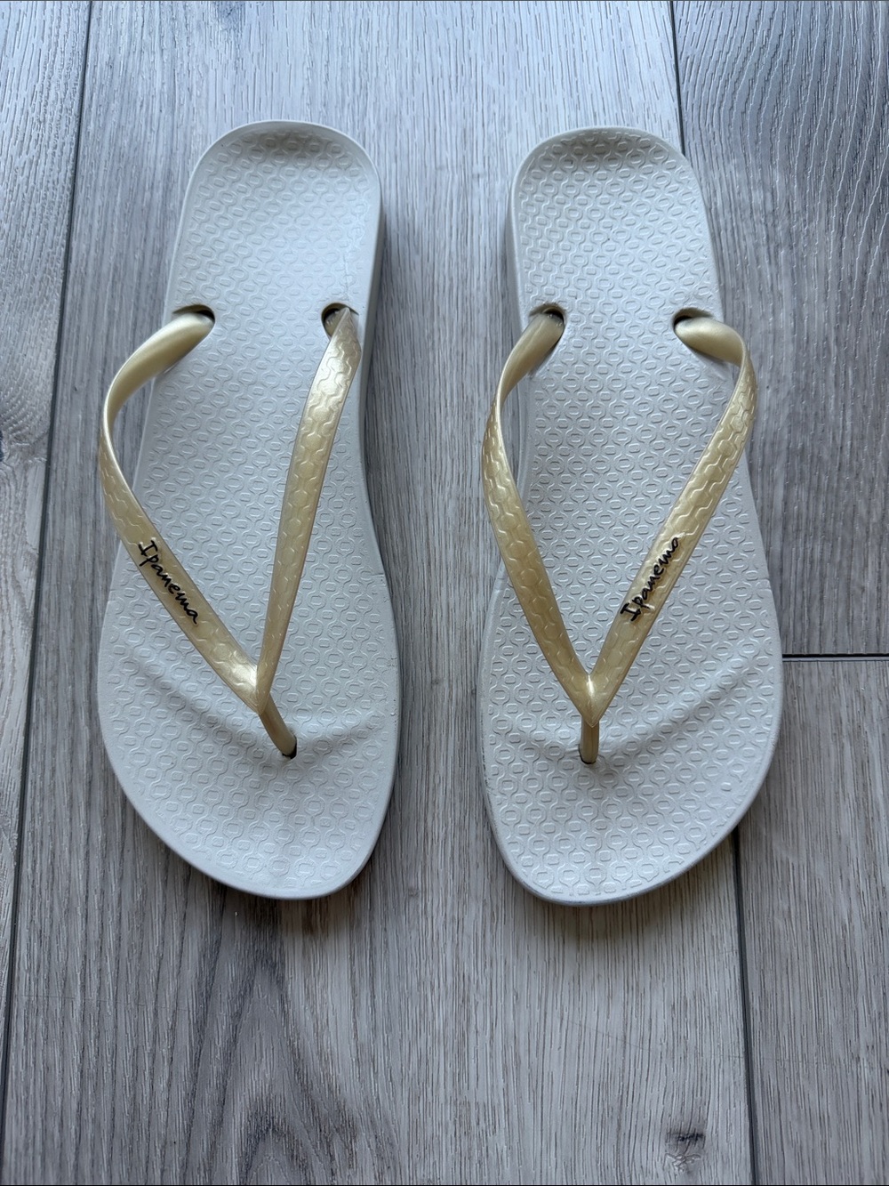 Ipanema Flip Flops NEW Women’s 10 Sandals Cream Gold Beach Cruise Vaca Travel